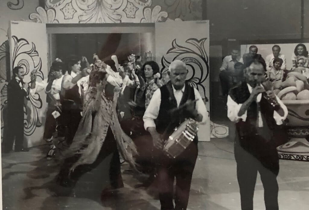 Tio Cerillas y Tio Mariano con el Grupo de danzas de Lastras en el un, dos , tres
